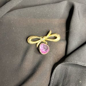 VTG Gold tone Metal and pink plastic heart pendant brooch. Unbranded